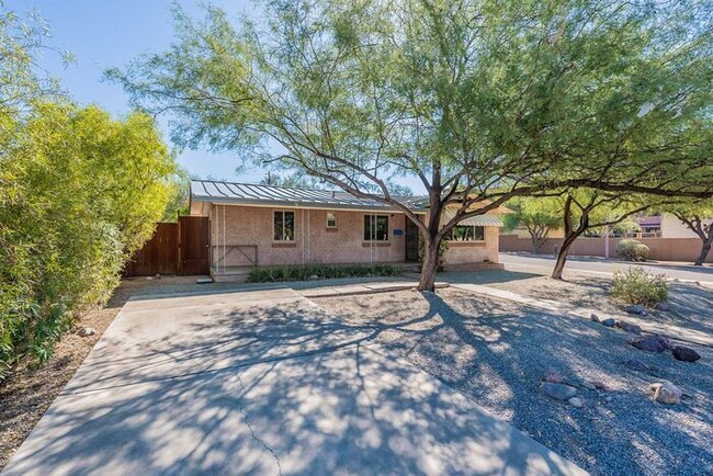 Foto del edificio - Charming Central Tucson Home with Versatil...