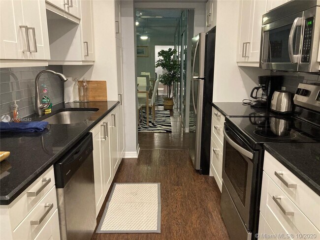 Foto del edificio - 4200 Hillcrest Dr