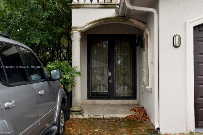 Building Photo - 2 br, 2 bath House - 3268 SW 25th Ter # 1E