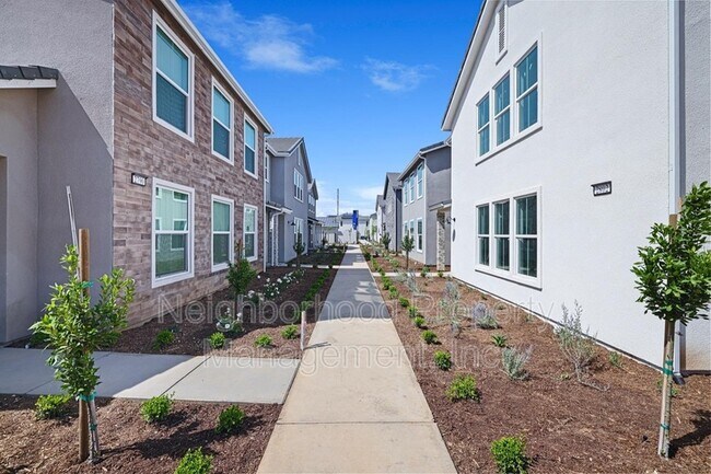 Building Photo - 2883 E Tamarind Dr