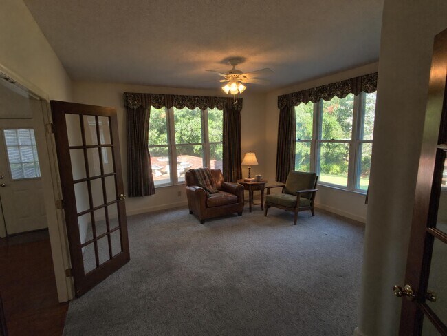 Building Photo - 926 Millercrest Dr