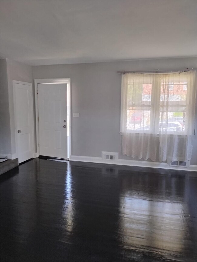 Foto del edificio - 5207 Hillburn Ave
