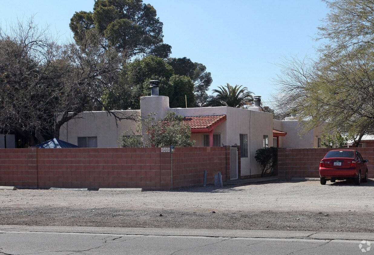 Building Photo - 2325-2335 N Dodge Blvd