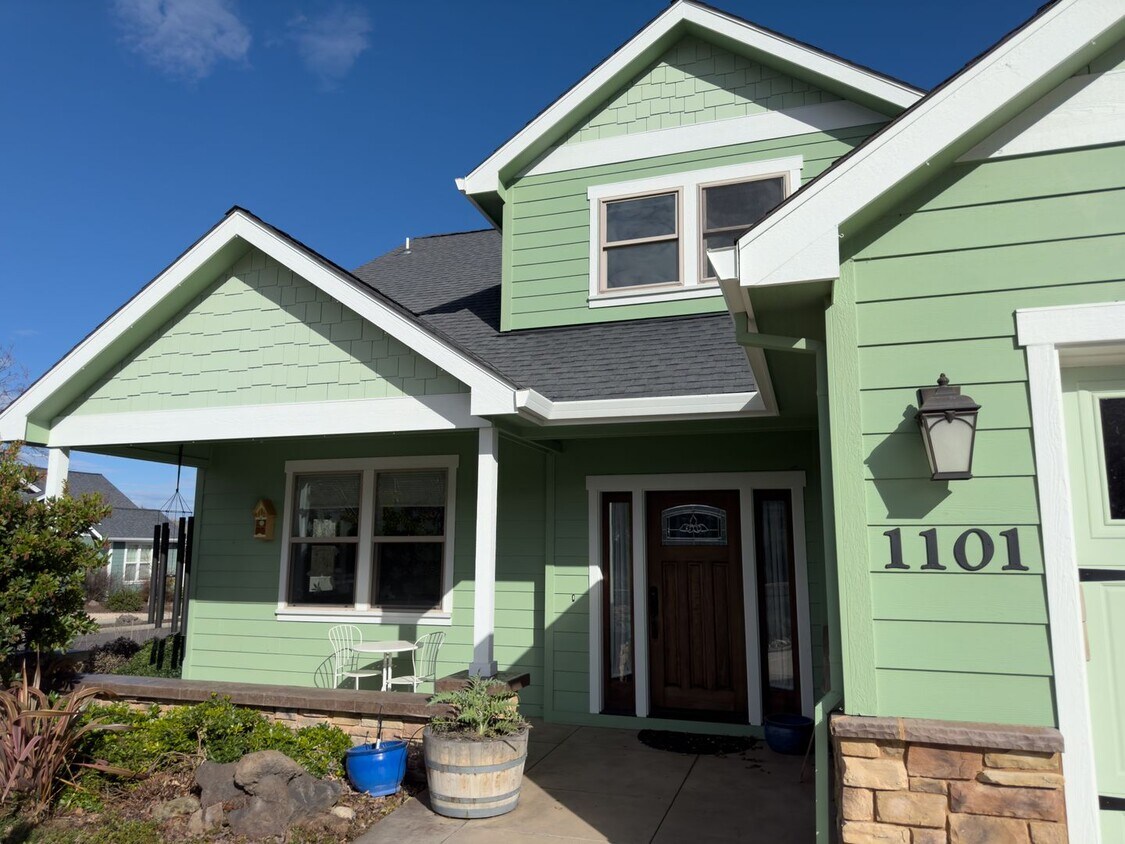 Primary Photo - Beautiful Talent home w/bonus room and off...