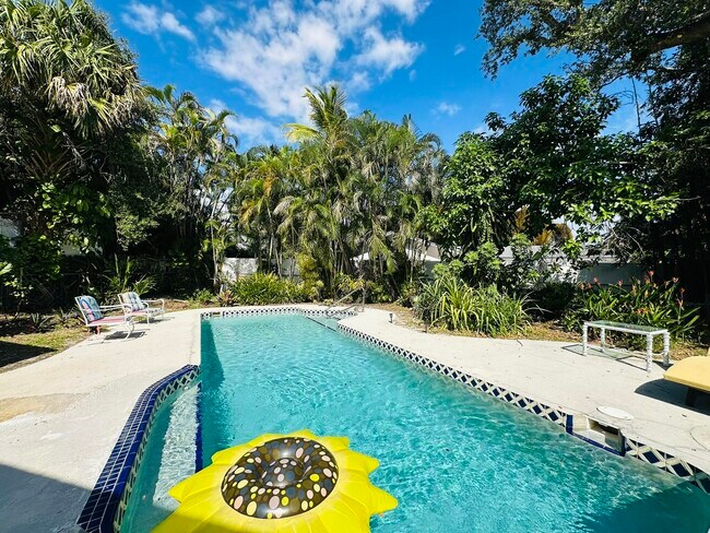 Foto del edificio - 2415 Laurel Ln