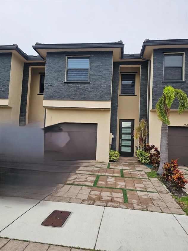 Foto principal - 15816 NW 91st Ave