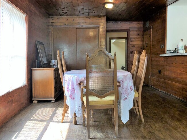 Building Photo - 2206 Joy Rd