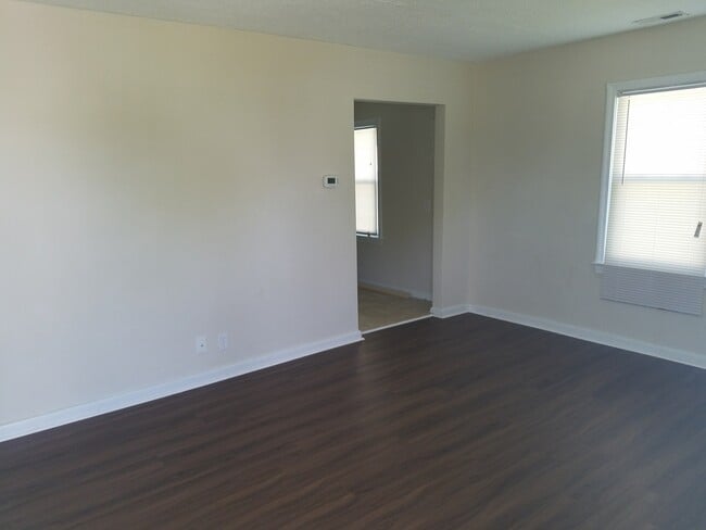 Building Photo - Adorable 2 Bedroom in Hampton!