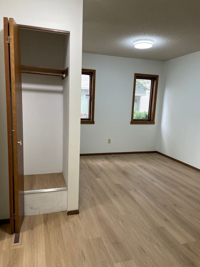 Building Photo - 2 br, 1 bath House - 2463 Elliot Ave
