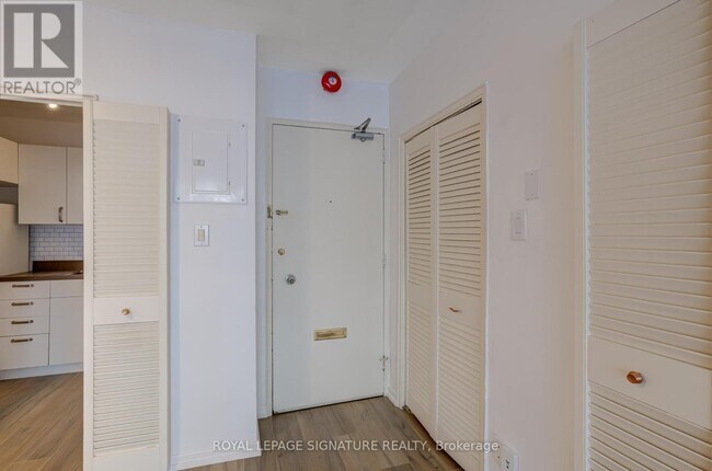 Photo du bâtiment - 60-460 Montclair Ave