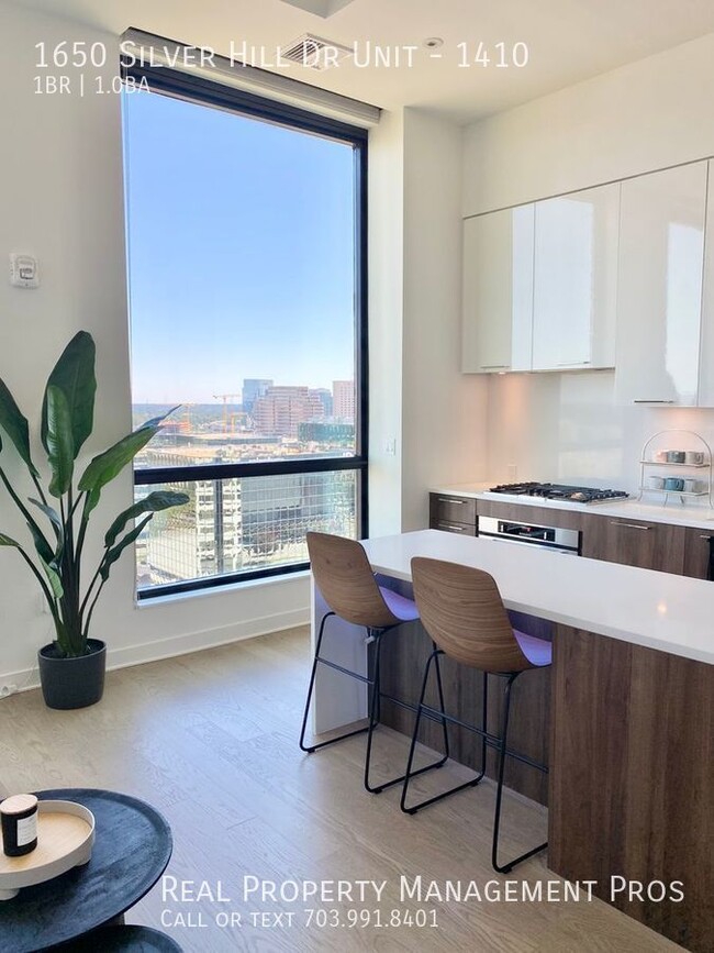 Building Photo - Stunning, Sun-Drenched Condo at the Verse,...