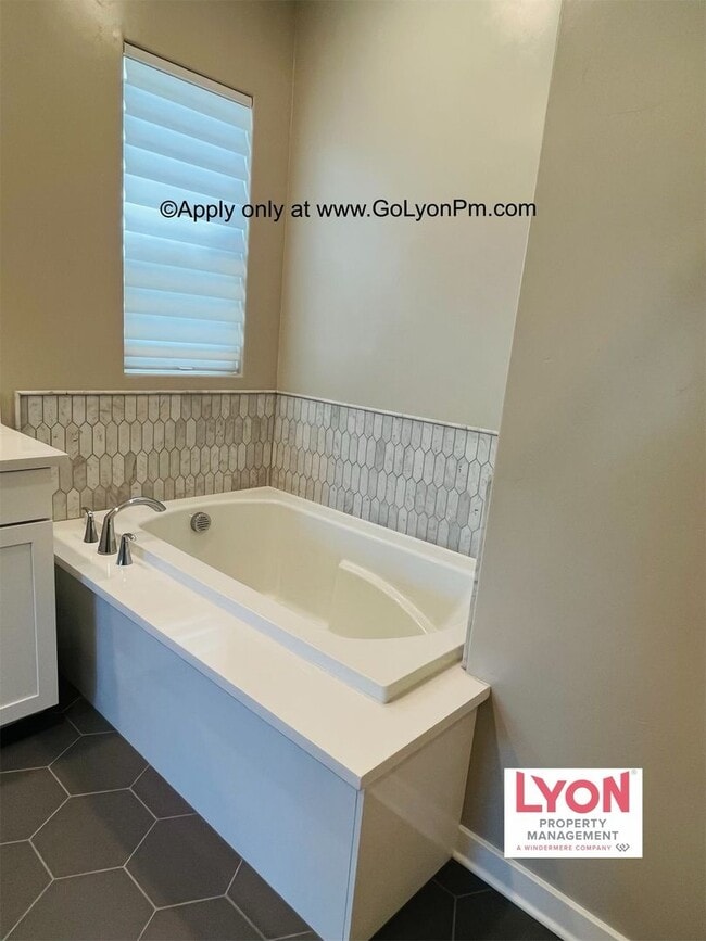 Building Photo - Modern Living in the heart of McKinley Village!