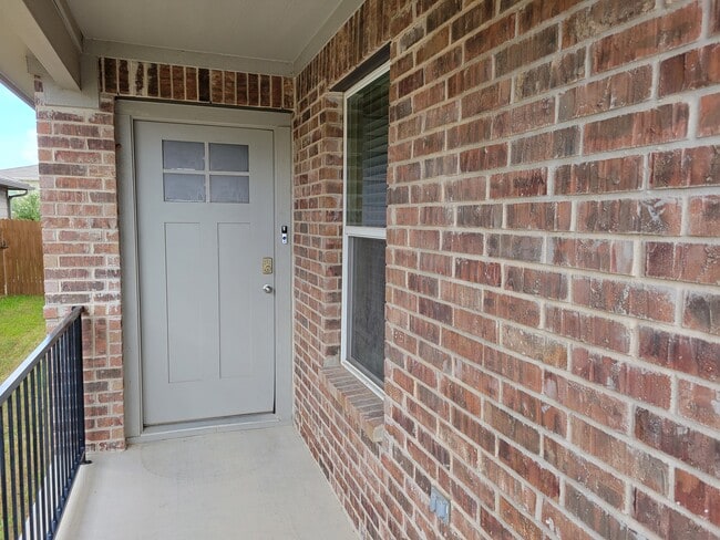 Building Photo - 3200 Crystal Bend Dr