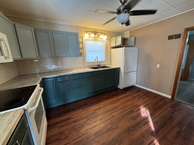 Building Photo - 1216 W River Dr