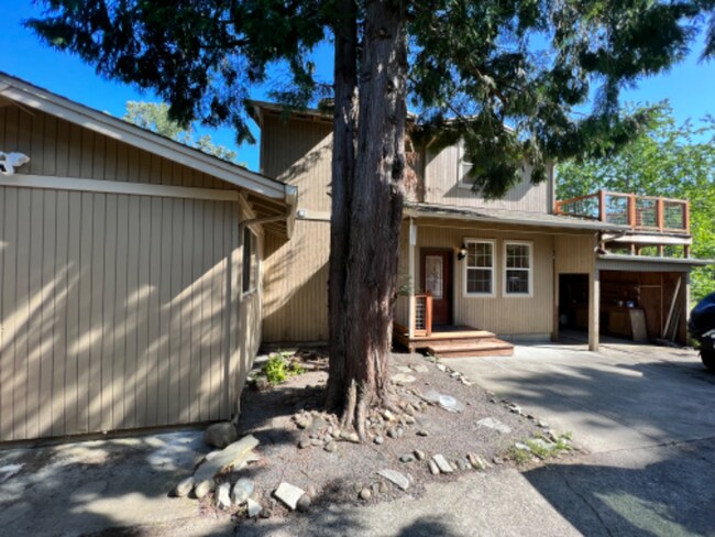 Building Photo - 765 SE Roberts Ave