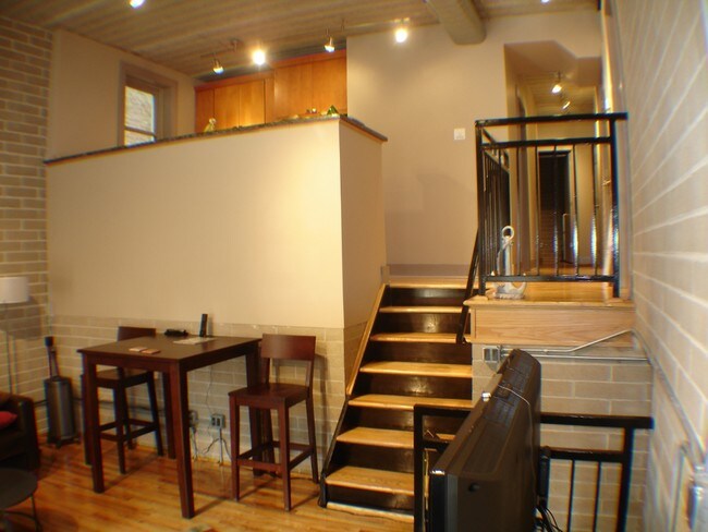 Building Photo - 3754 N Wilton Ave