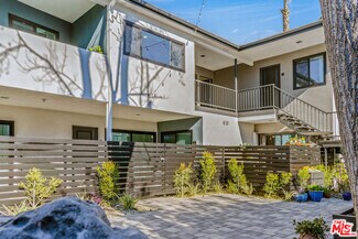 Building Photo - 2021 Beachwood Dr