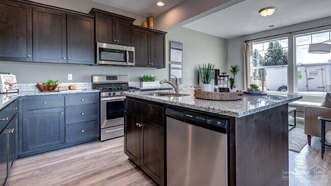 Building Photo - Three Bedroom House in SE Bend