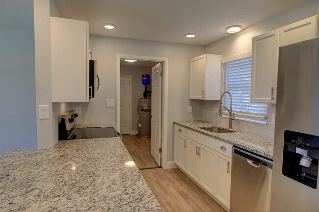 Foto del edificio - 3210 Westwood Dr