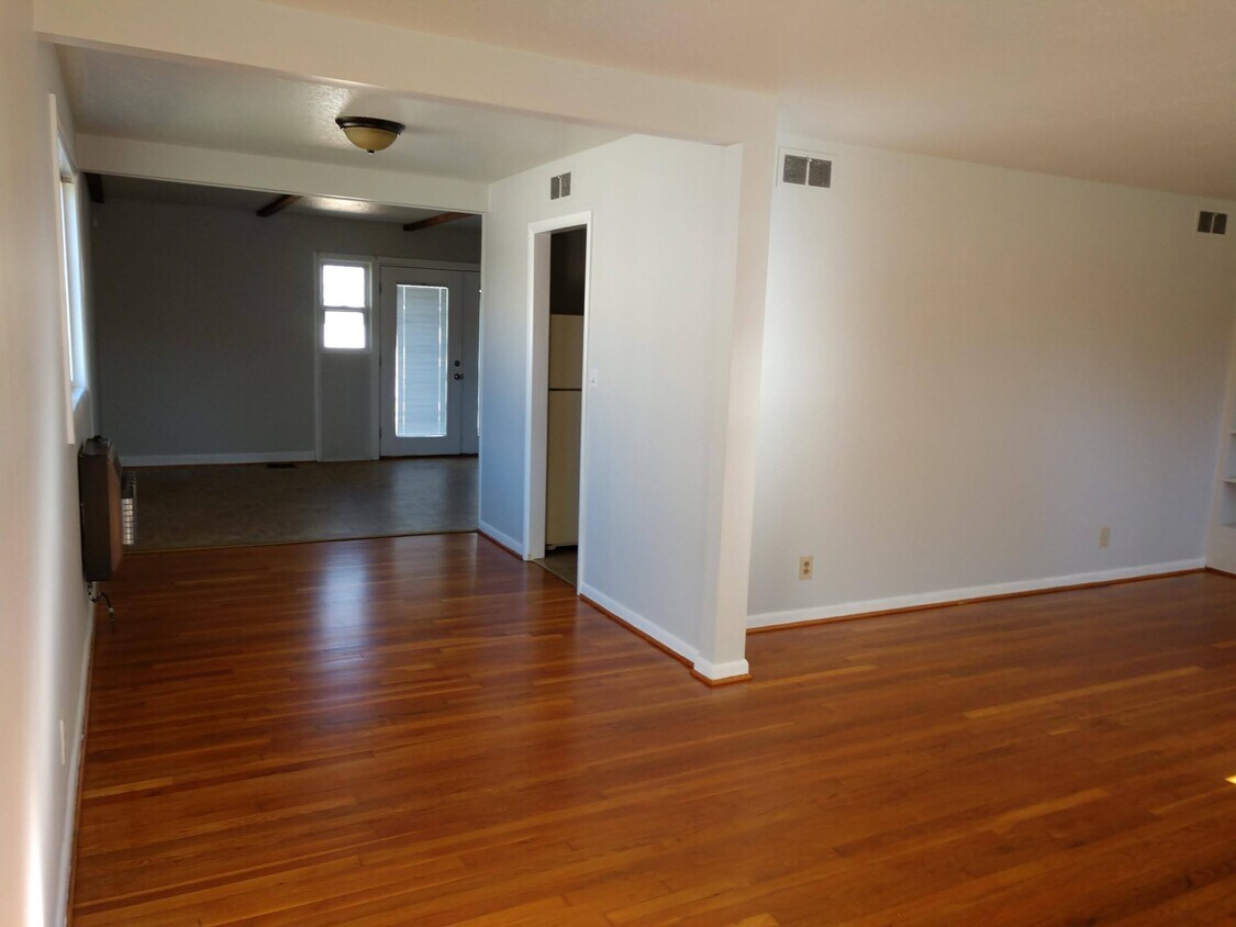 Living Room - 341 Lenlock Dr