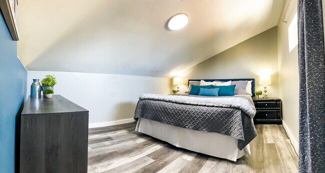 Cama king size en el altillo - 2261 Marlboro Dr