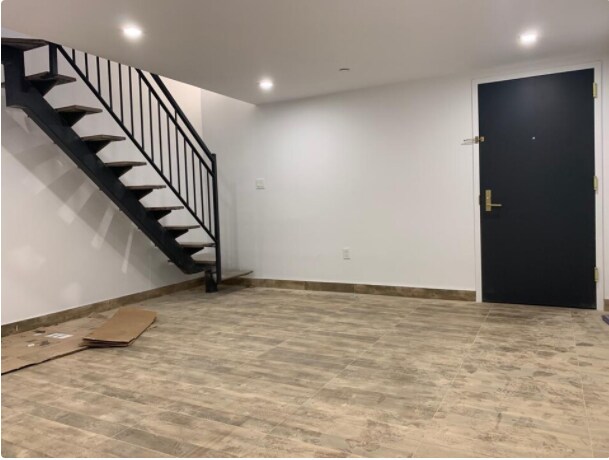Building Photo - 554 Gates Ave
