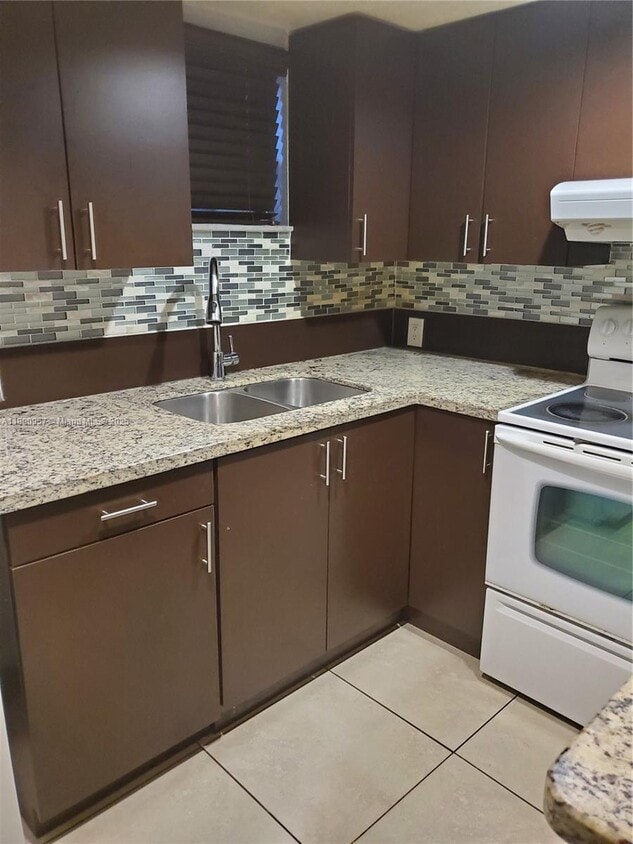 Foto principal - 8290 Lake Dr