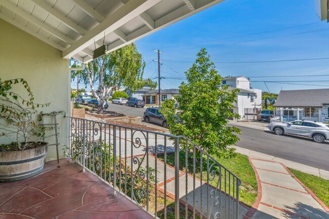 Building Photo - 135 Anza Way