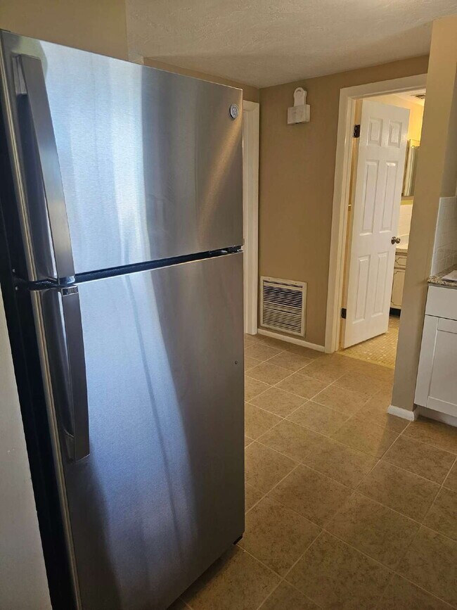 Building Photo - Bright & open 1 bedroom, 1 bath with scree...