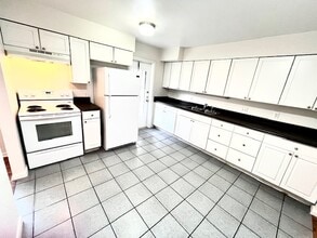 Building Photo - 2323 NE 12th St