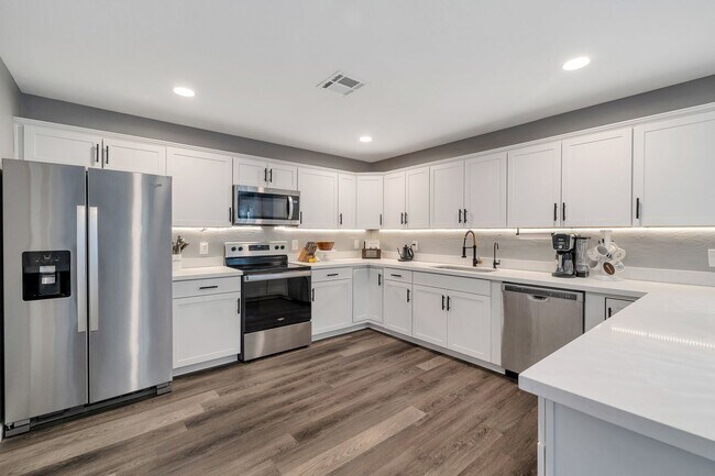 Building Photo - Beautiful Glendale Home With Pool!