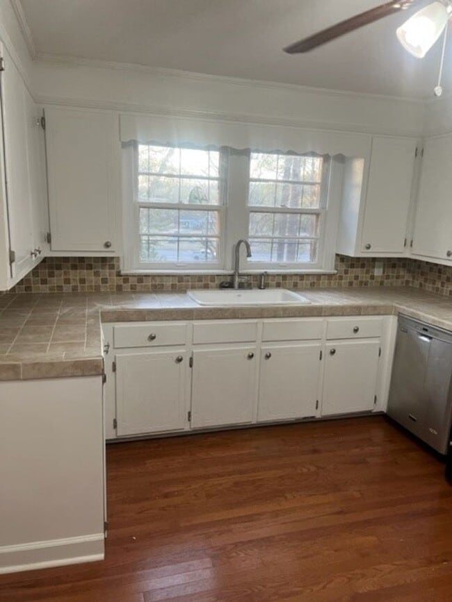 Building Photo - Charming 3 Bed 2 Bath Home in Northport Av...