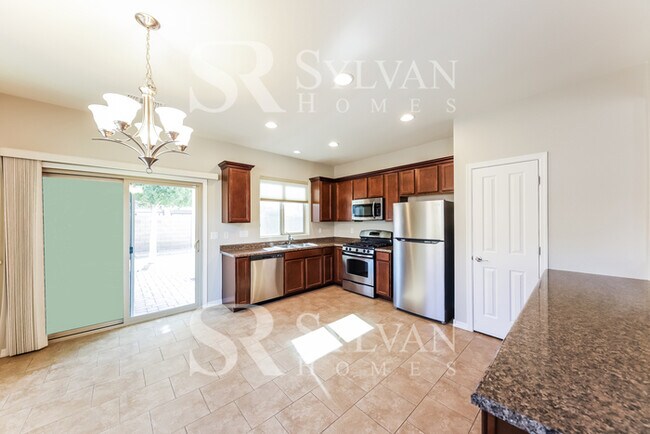 Foto del edificio - The living is easy in this 3 bedroom, 2 ba...