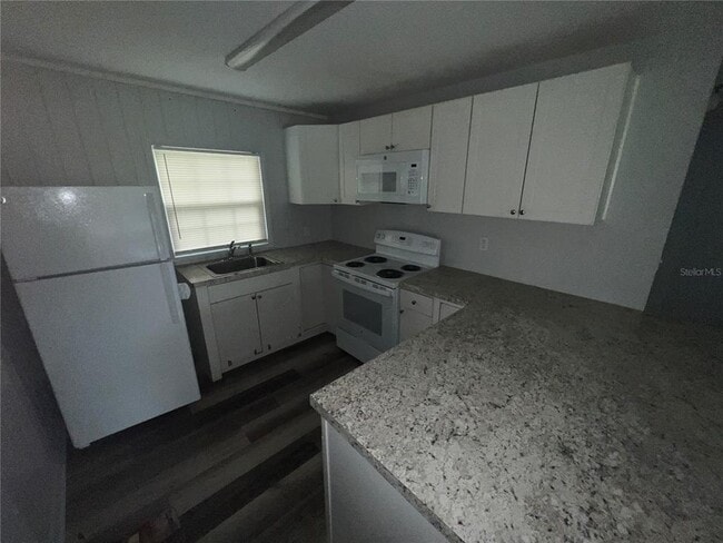 Building Photo - 3042 Azalea Ave