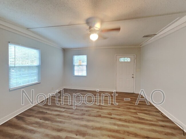 Building Photo - 1102 Oak Knoll Terrace SE