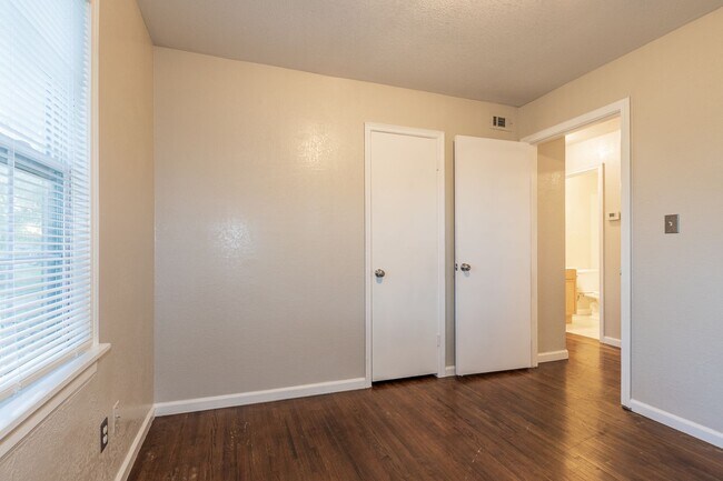 Building Photo - Beautiful 3 Bedroom, 1 Bath Home! Price Dr...
