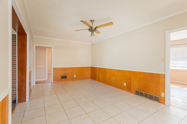 Foto del edificio - 4 bedroom near St. Anne Catholic Church