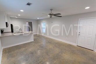 Building Photo - 100 Robin Ln