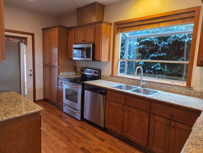 Foto del edificio - Three bedroom Townhome in Alderwood Townhomes Neighborhood