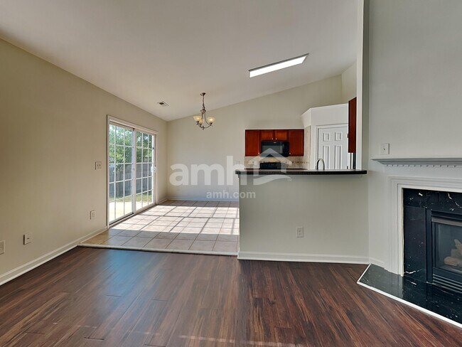 Foto del edificio - 4404 Wolf Run Dr
