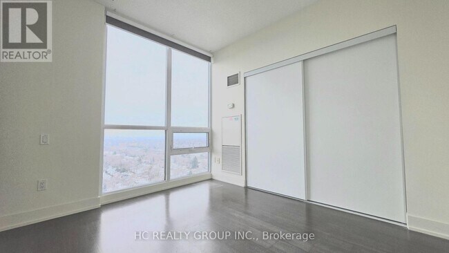 Photo du bâtiment - 23 Sheppard Ave E