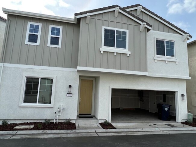 Building Photo - BEAUTIFUL SOLAR  2 STORY HOME IN NATOMS! 4...
