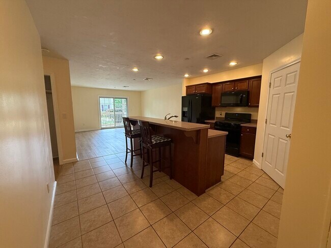 Foto del edificio - 215 Longmeadow Rd