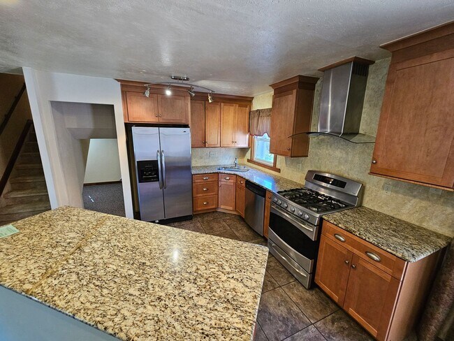 Foto del edificio - Charming 3-Bed, 2-Bath Tri-Level Home with Spacious Backyard & Gazebo