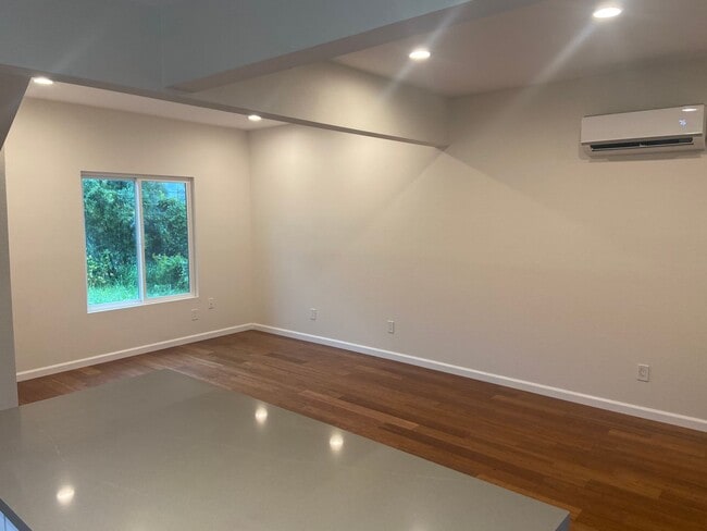 Foto del edificio - 3043-3045 Helix St.