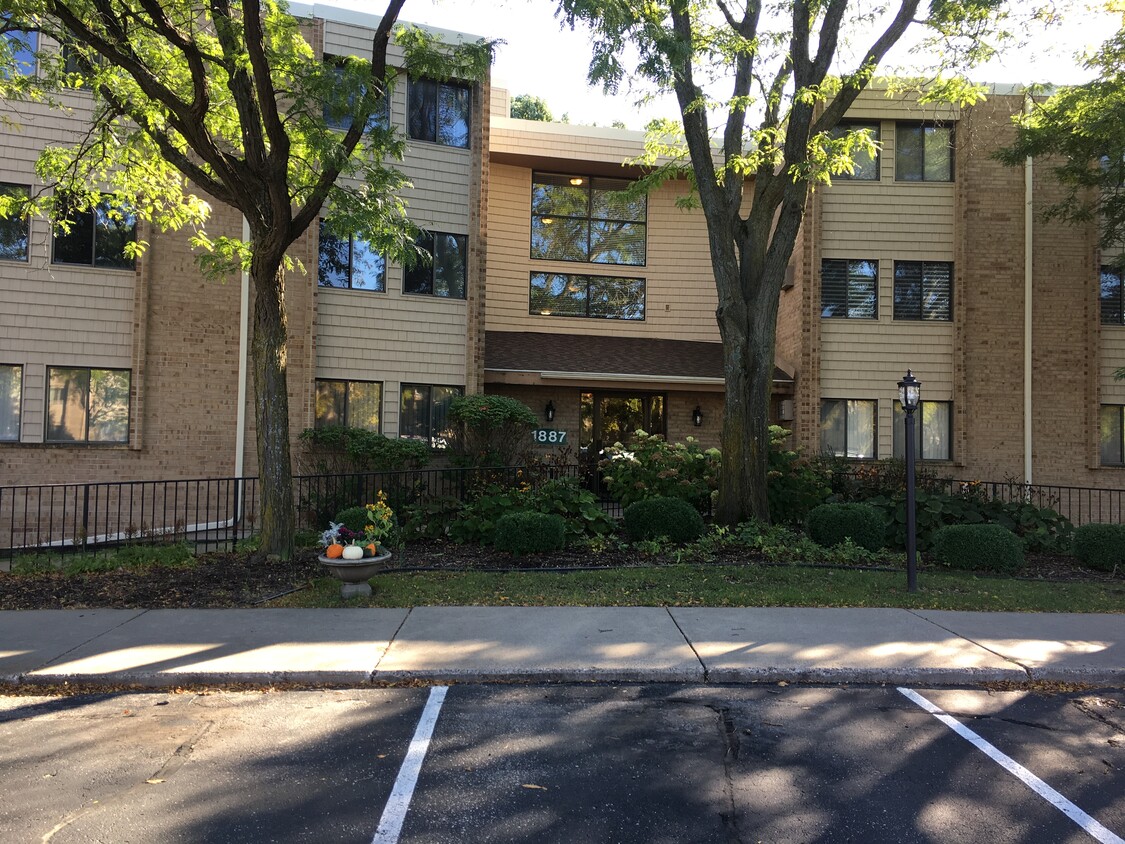 Building entrance - 1887 Silver Bell Rd