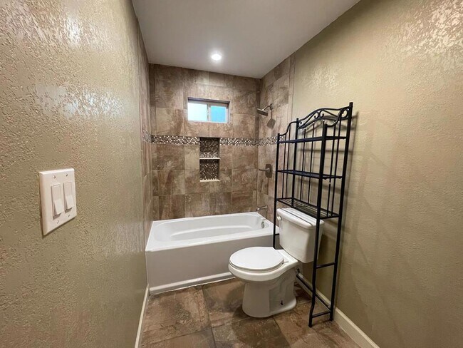 Foto del edificio - 809 Laurel Ln
