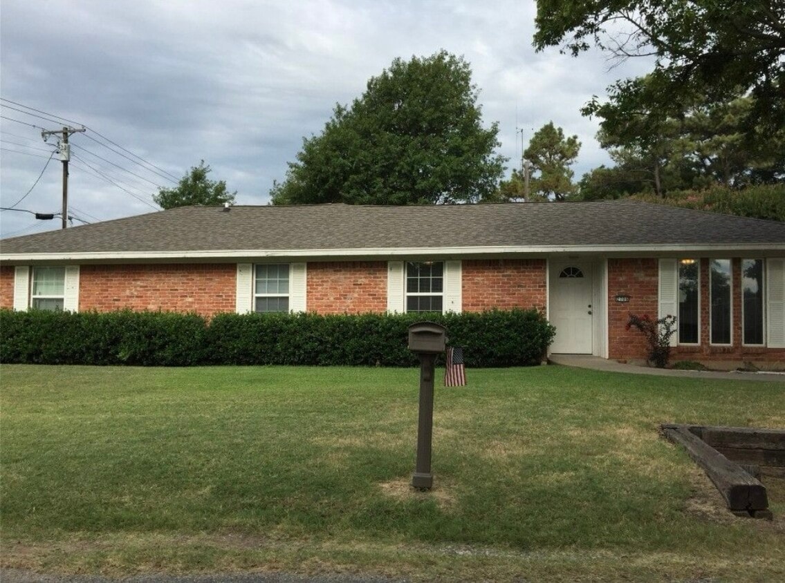Primary Photo - 2706 N Hickory St