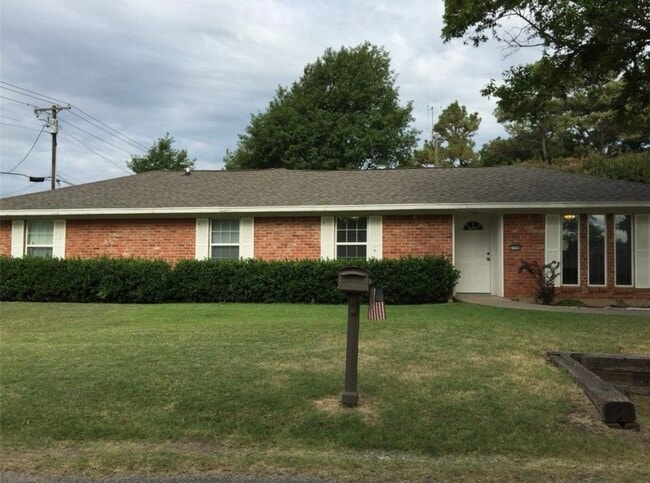 Building Photo - 2706 N Hickory St