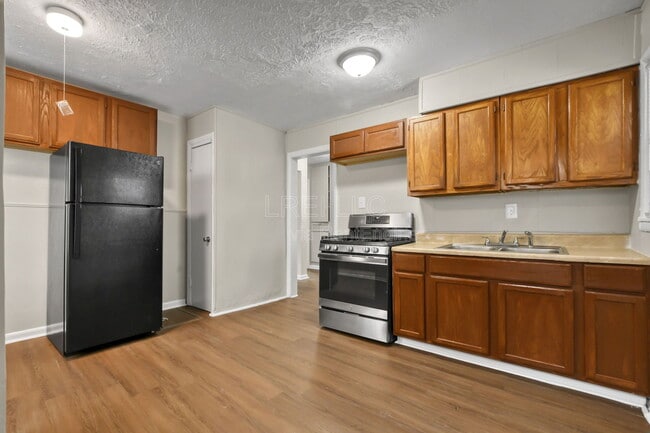 Building Photo - 318 N 43rd St